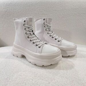 New Berness Women’s Size 6 White Platform Sneaker Child Size 4/4.5 High Top